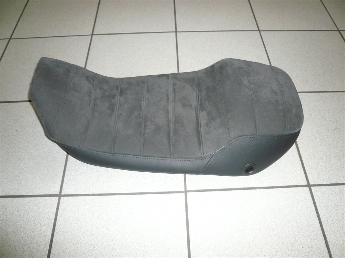 Sitzpolsterung angefertigt & angepasst. Bezug aus Leder/Alcantara nach Vorgabe angefertigt und montiert.