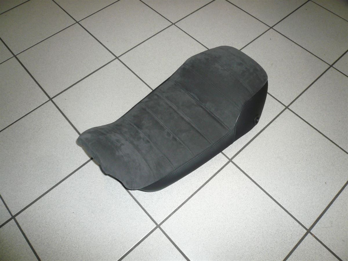 Sitzpolsterung angefertigt & angepasst. Bezug aus Leder/Alcantara nach Vorgabe angefertigt und montiert.