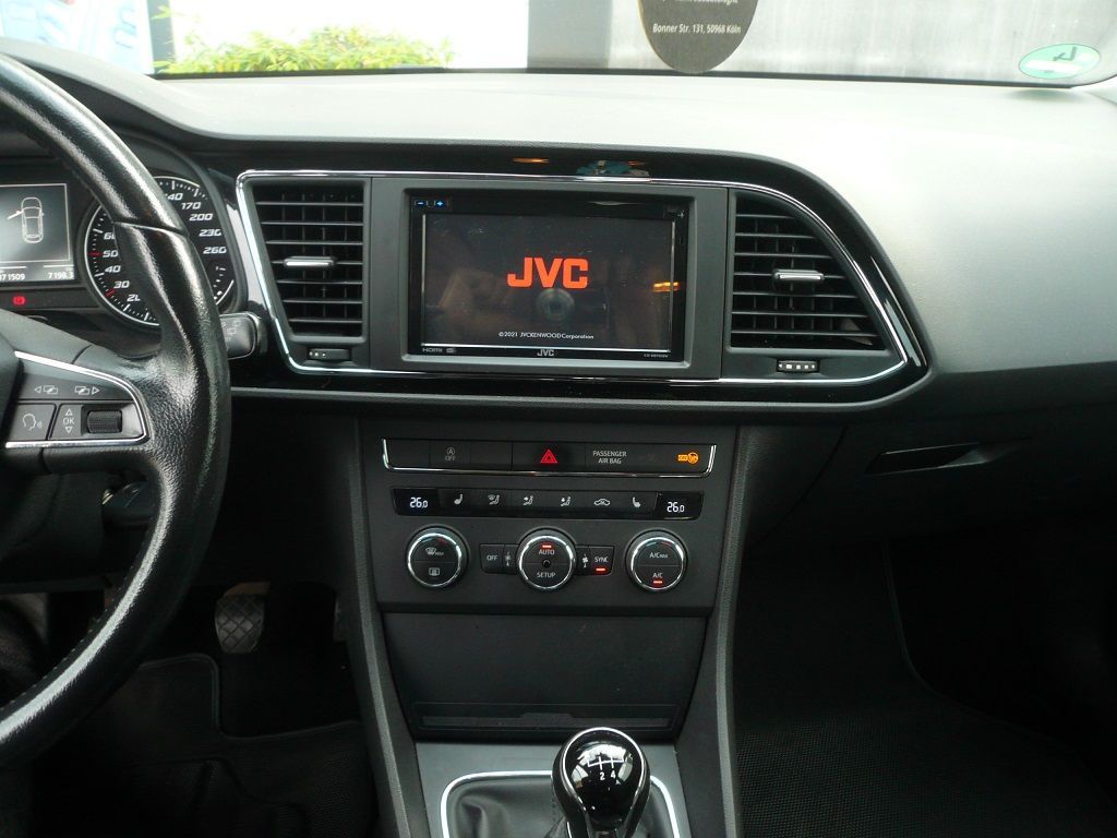 JVC KW-M875DBW Media Station mit Wireless Apple CarPlay und Androidauto im Seat Leon nachgerüstet. Fahrzeugeinstellungen bleiben erhalten.