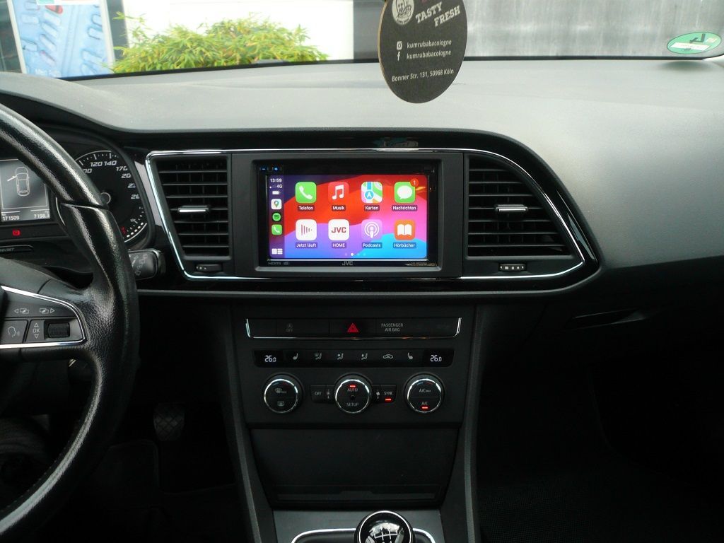 JVC KW-M875DBW Media Station mit Wireless Apple CarPlay und Androidauto im Seat Leon nachgerüstet. Fahrzeugeinstellungen bleiben erhalten.