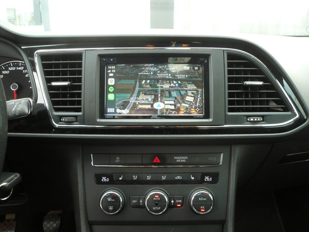 JVC KW-M875DBW Media Station mit Wireless Apple CarPlay und Androidauto im Seat Leon nachgerüstet. Fahrzeugeinstellungen bleiben erhalten.