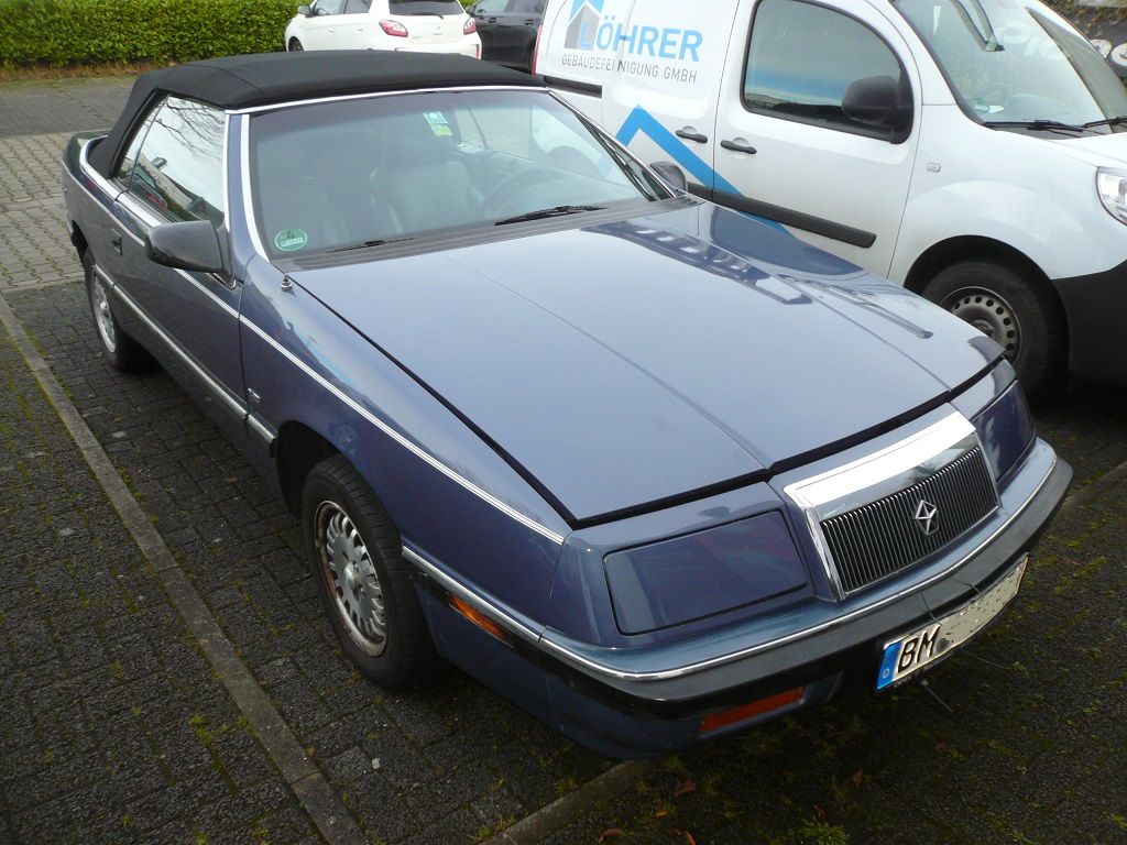 Chrysler Le Baron , Verdeck Bezug in Sonnenland Stoff schwarz mit beheizter Glasheckscheibe geliefert und montiert.