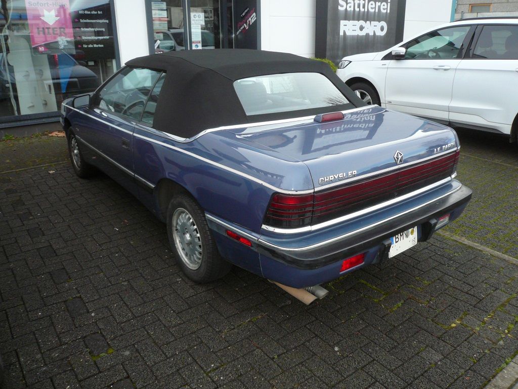 Chrysler Le Baron , Verdeck Bezug in Sonnenland Stoff schwarz mit beheizter Glasheckscheibe geliefert und montiert.