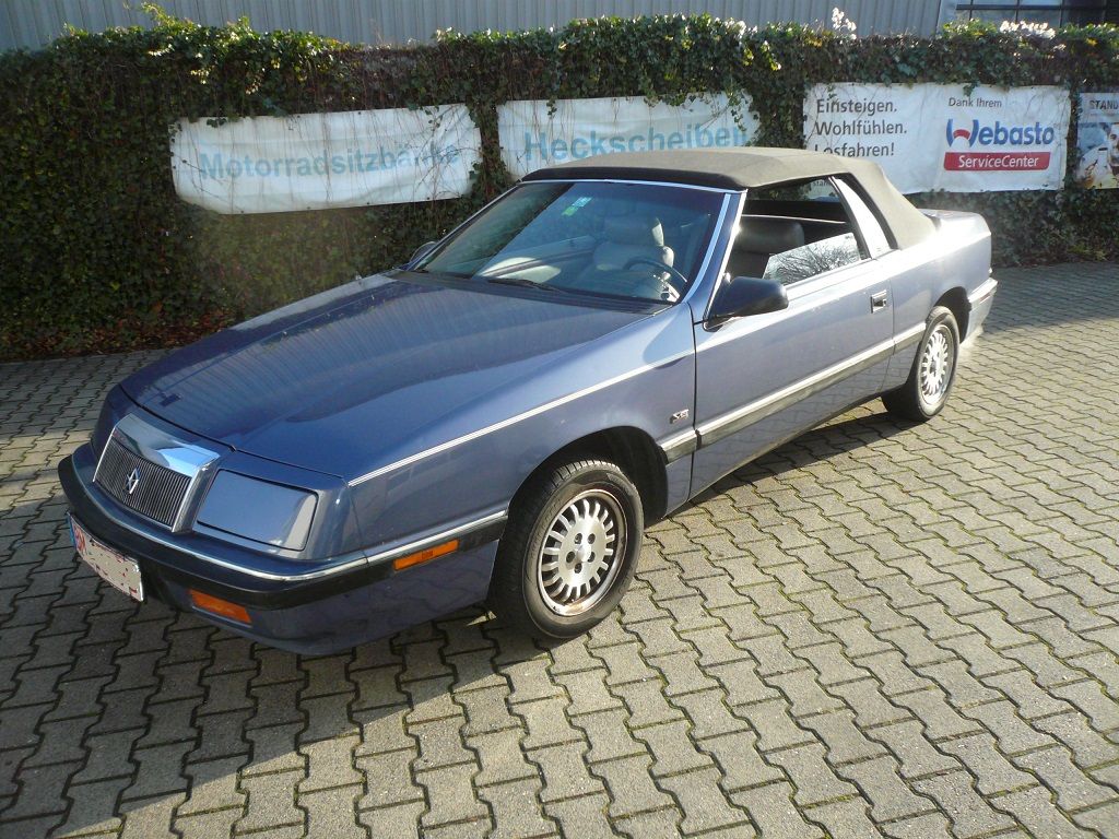 Chrysler Le Baron , Verdeck Bezug in Sonnenland Stoff schwarz mit beheizter Glasheckscheibe geliefert und montiert.