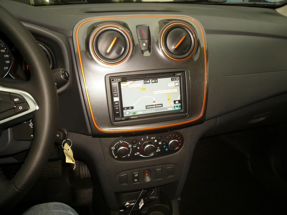 Pioneer AVIC-F980DAB 2DIN Navigation im Dacia Logen MCV nachgerüstet.