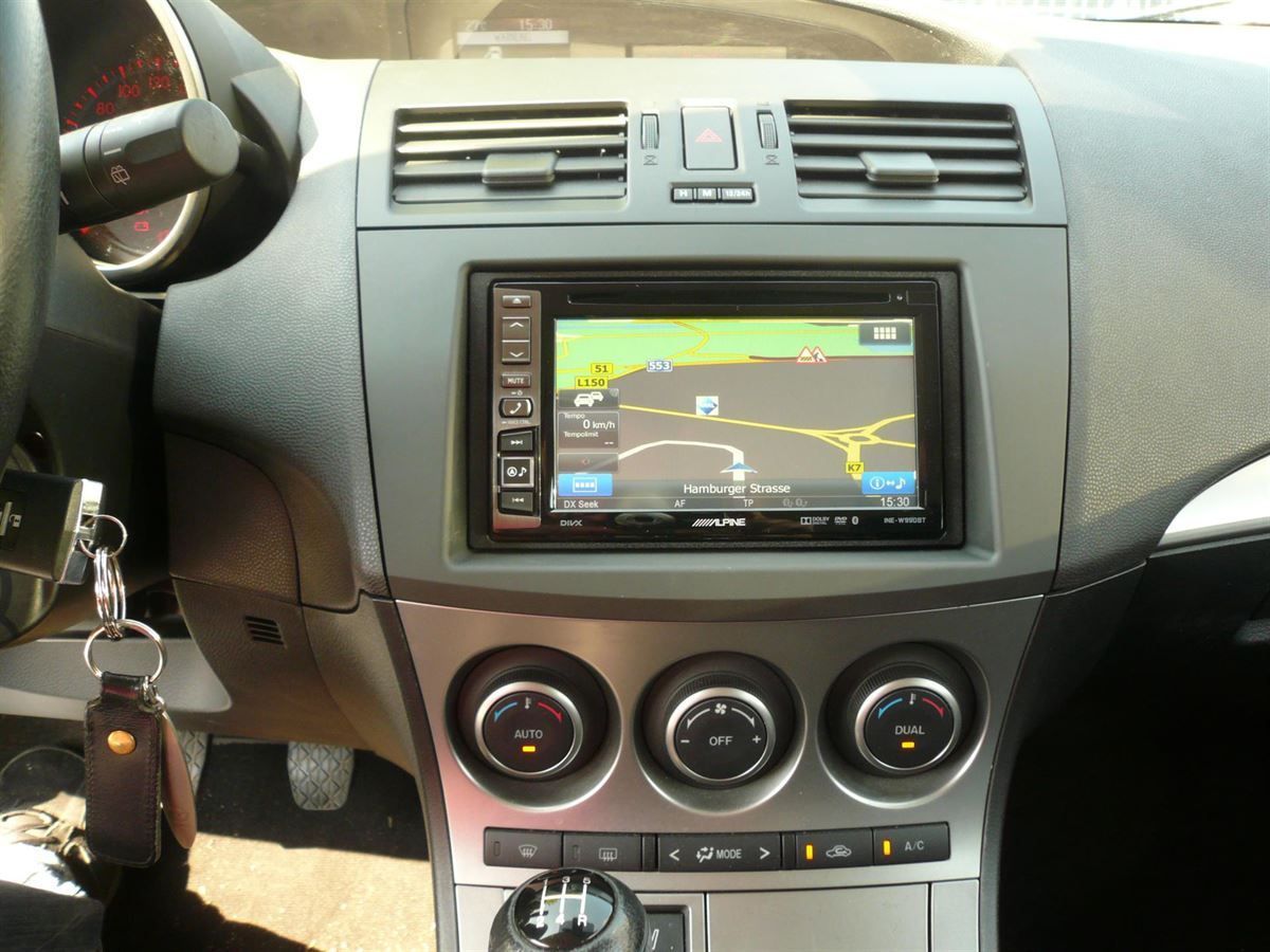 Alpine INE-W990BT Navigation im Mazda 3 nachgerüstet.