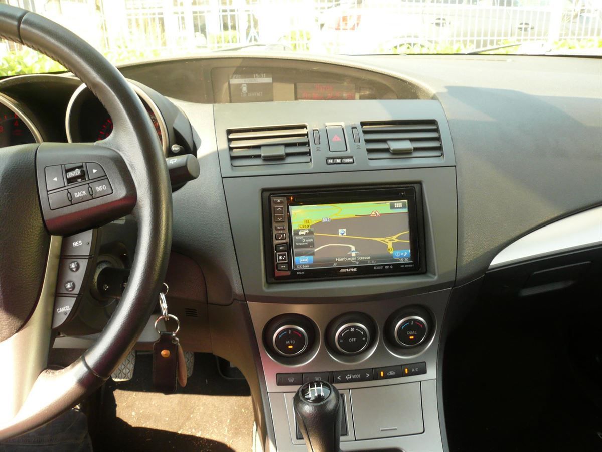 Alpine INE-W990BT Navigation im Mazda 3 nachgerüstet.