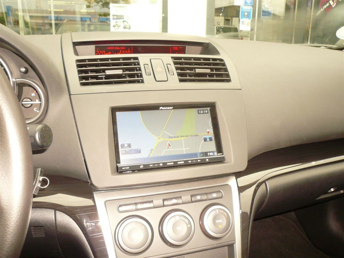 Pioneer AVIC-F80DAB im Mazda 6 nachgerüstet. Werkseitige Lenkrad-Fernbedienung und Soundsystem an das Pioneer Navi adaptiert.