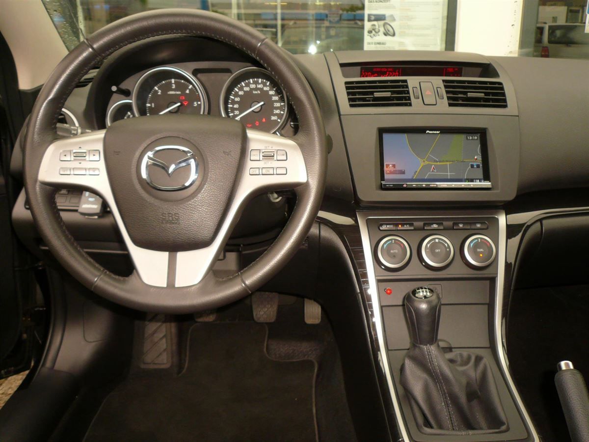Pioneer AVIC-F80DAB im Mazda 6 nachgerüstet. Werkseitige Lenkrad-Fernbedienung und Soundsystem an das Pioneer Navi adaptiert.
