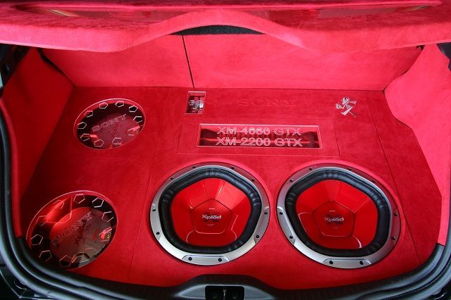 Renault Megane Innenausstattung angefertigt und Musikanlage montiert.