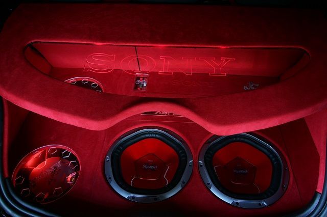 Renault Megane Innenausstattung angefertigt und Musikanlage montiert.