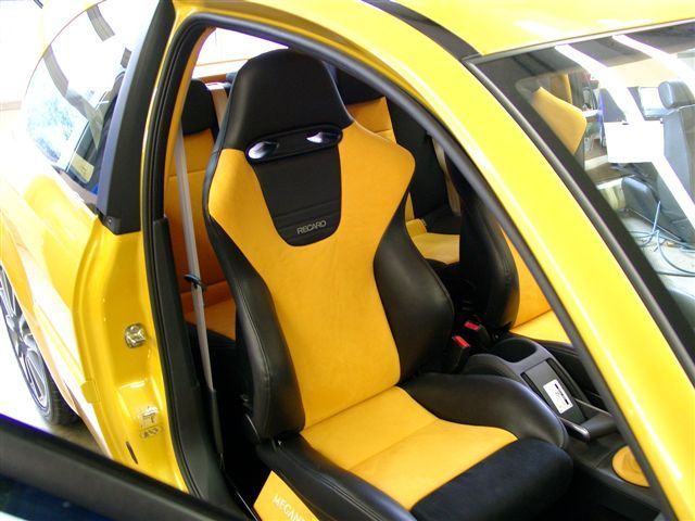 RECARO Sport Sitze in Leder/Alcantara neu bezogen & im Megane montiert.