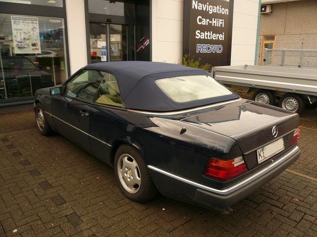 Mercedes E Typ 124 Cabrio Verdeck in Sonnenland Stoff blau geliefert und montiert.