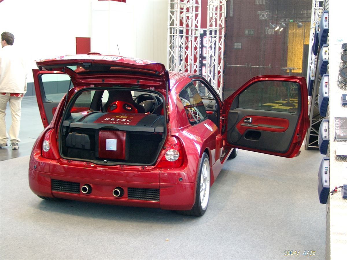 Renault Clio Sport V6, komplette Innenausstattung in Alcantara rot/anthrazit neu angefertigt und montiert. Himmel in Alcantara neu bezogen.