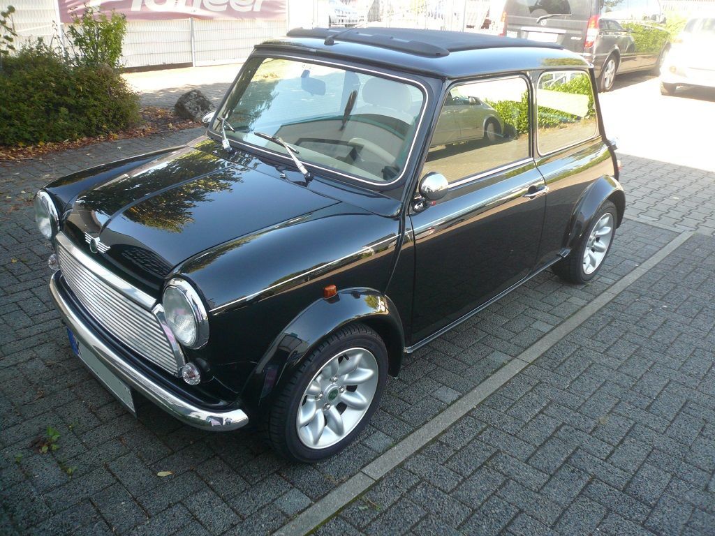 Mini, Teppich Garnitur komplett in schwarzem Velour angefertigt, eingefasst und montiert.