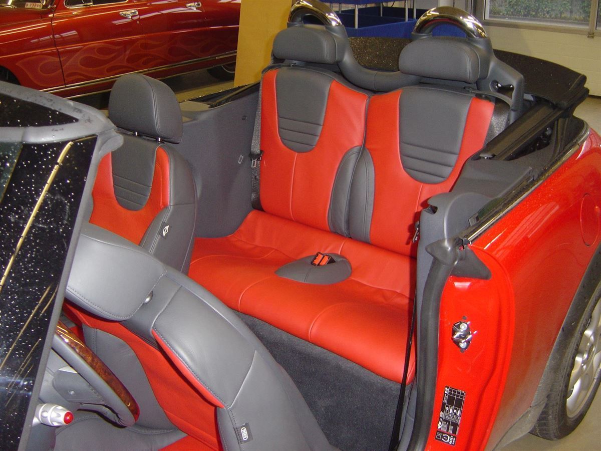 Mini Cabrio komplette Innenausstattung in Leder Schwarz/rot neu angefertigt und montiert.