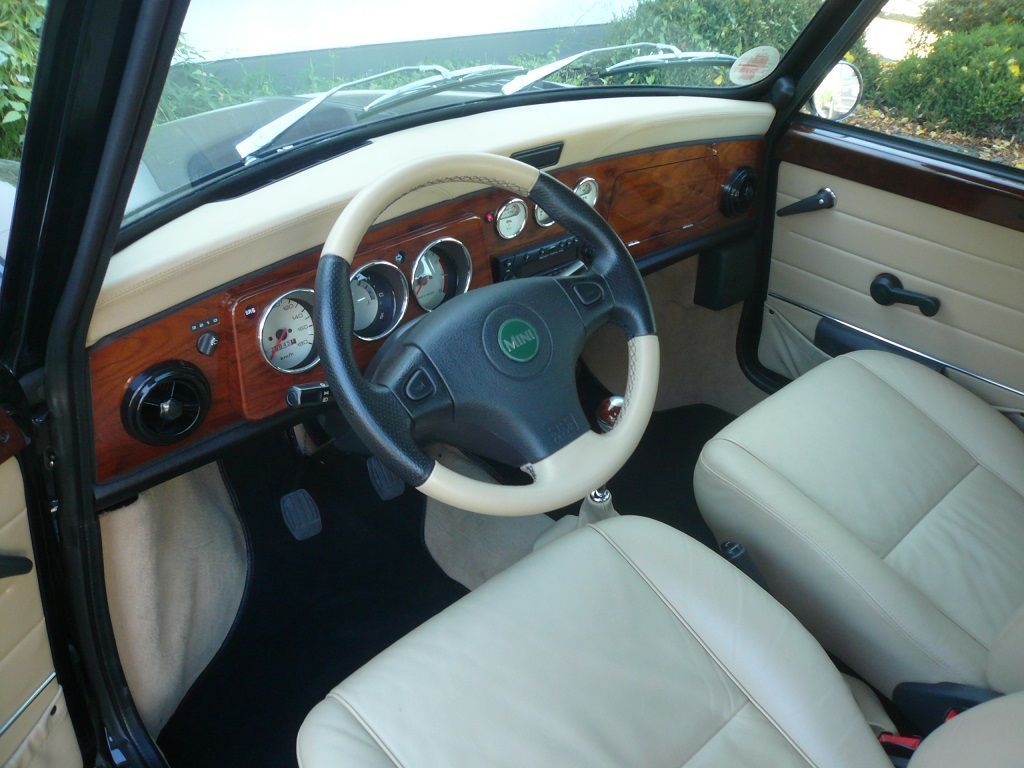 Mini, Teppich Garnitur komplett in schwarzem Velour angefertigt, eingefasst und montiert.