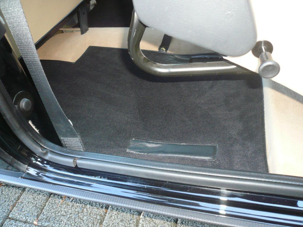 Mini, Teppich Garnitur komplett in schwarzem Velour angefertigt, eingefasst und montiert.