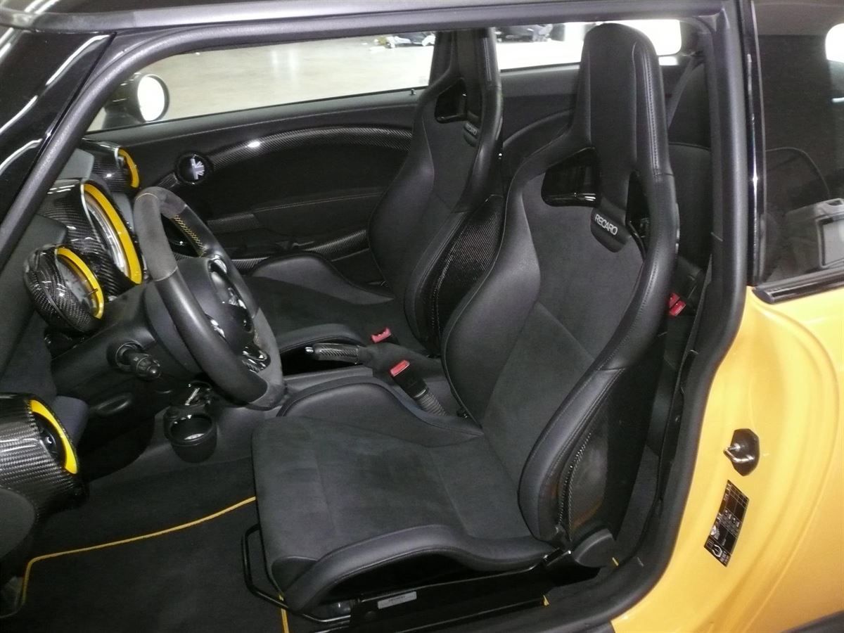 Mini Cooper, Recaro Sportster CS Sitze mit Carbon Rückschale montiert. Kofferraum- und Rücksitzabdeckung angefertigt und montiert.