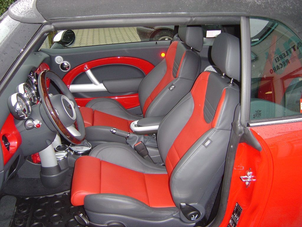 Mini Cabrio komplette Innenausstattung in Leder Schwarz/rot neu angefertigt und montiert.
