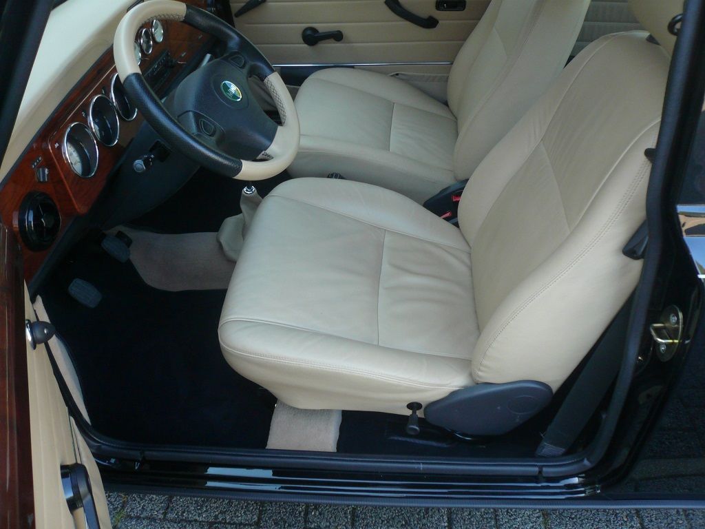 Mini, Teppich Garnitur komplett in schwarzem Velour angefertigt, eingefasst und montiert.