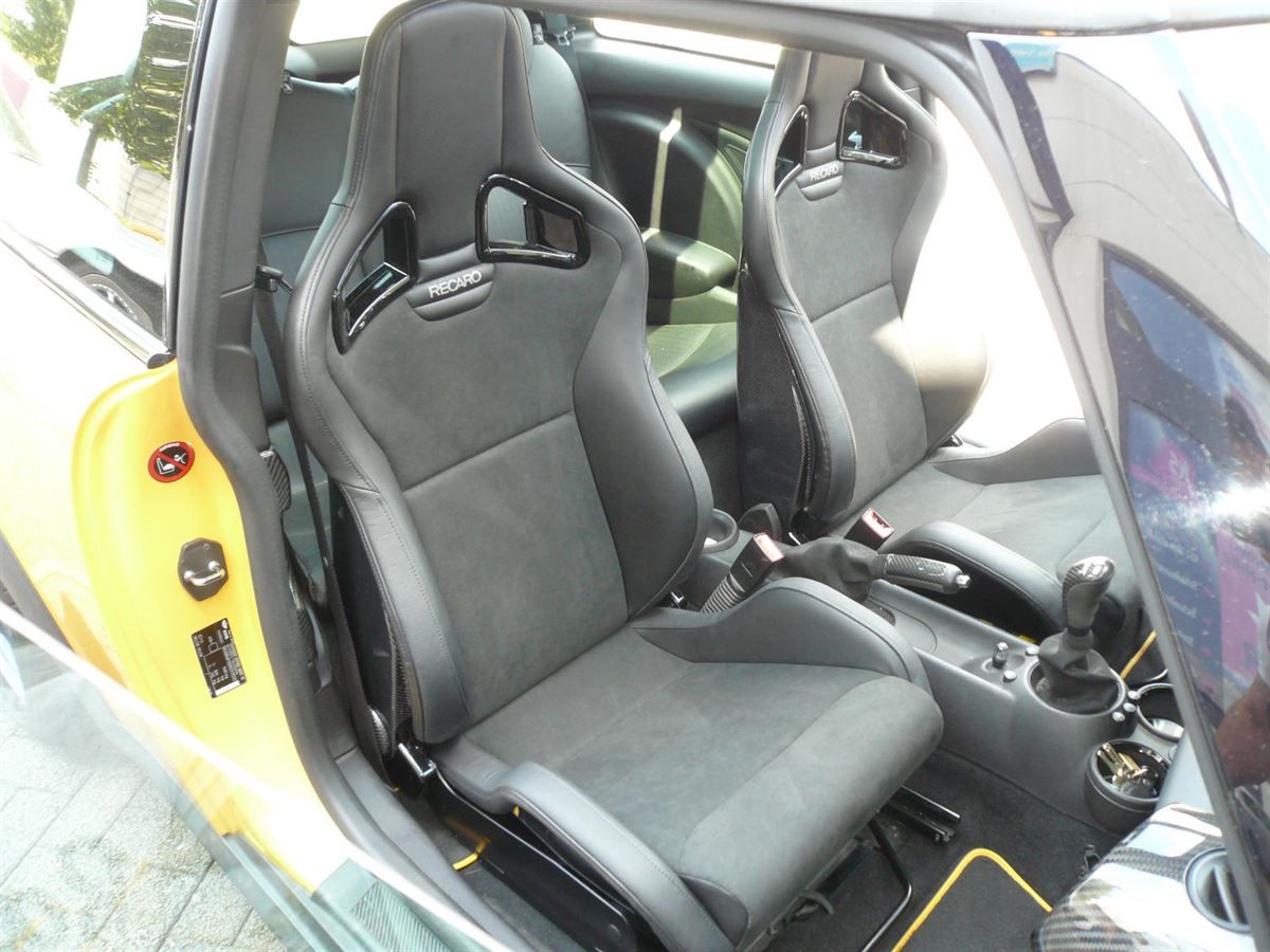 Mini Cooper, Recaro Sportster CS Sitze mit Carbon Rückschale montiert. Kofferraum- und Rücksitzabdeckung angefertigt und montiert.