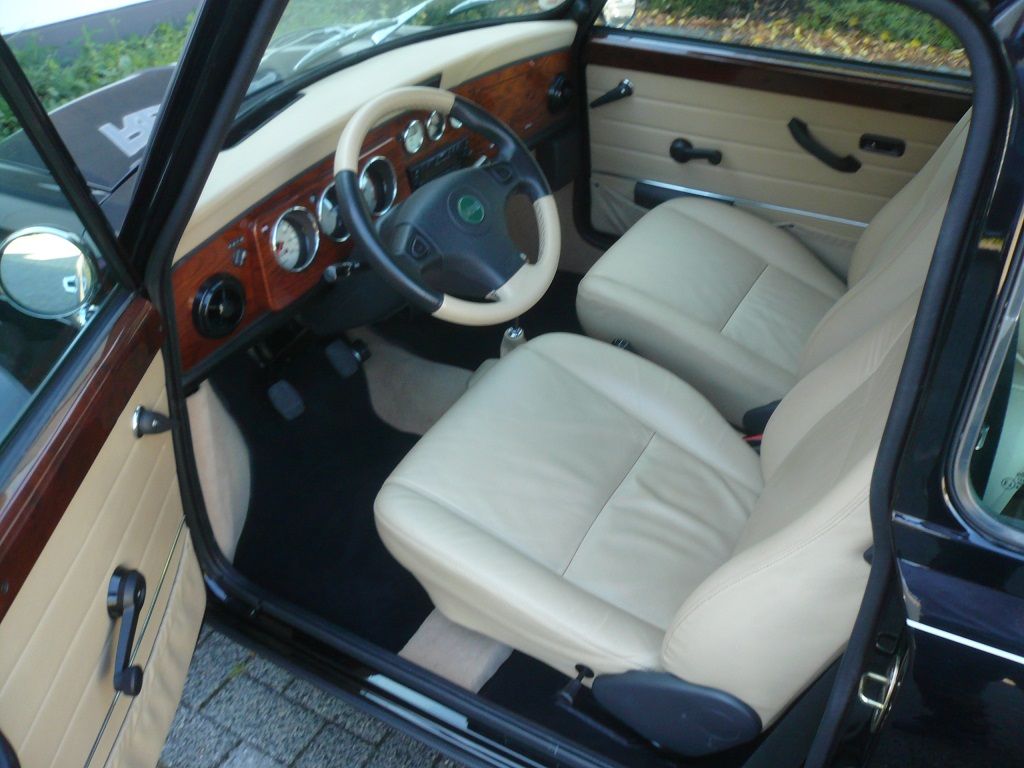 Mini, Teppich Garnitur komplett in schwarzem Velour angefertigt, eingefasst und montiert.