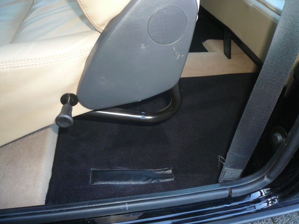 Mini, Teppich Garnitur komplett in schwarzem Velour angefertigt, eingefasst und montiert.