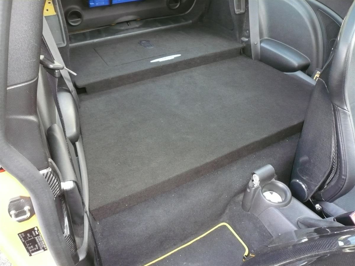 Mini Cooper, Recaro Sportster CS Sitze mit Carbon Rückschale montiert. Kofferraum- und Rücksitzabdeckung angefertigt und montiert.