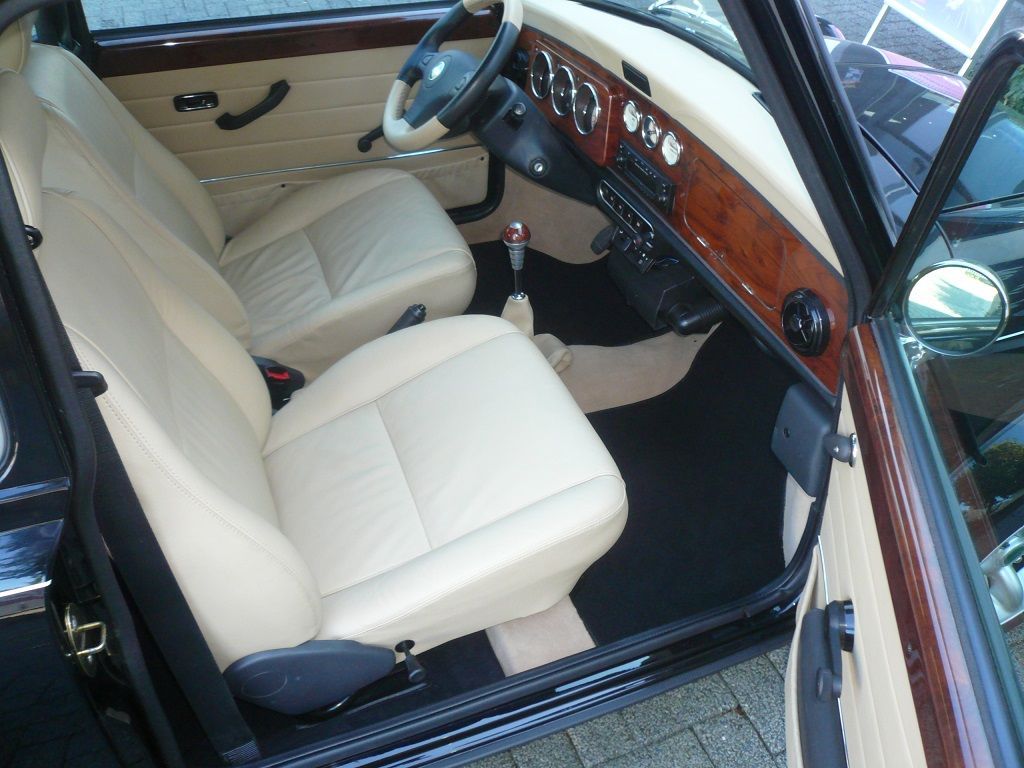 Mini, Teppich Garnitur komplett in schwarzem Velour angefertigt, eingefasst und montiert.