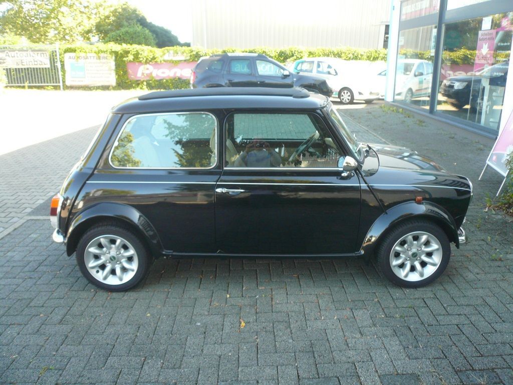 Mini, Teppich Garnitur komplett in schwarzem Velour angefertigt, eingefasst und montiert.