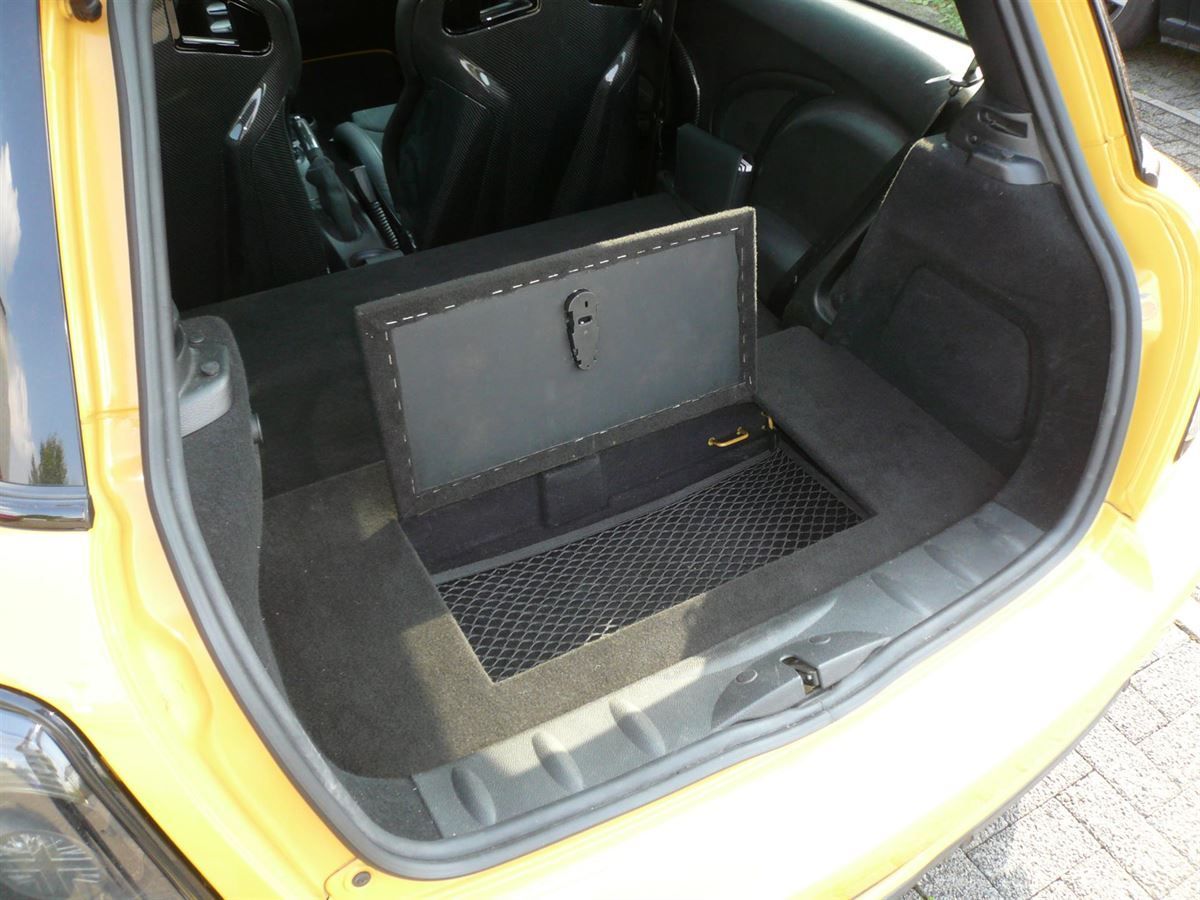 Mini Cooper, Recaro Sportster CS Sitze mit Carbon Rückschale montiert. Kofferraum- und Rücksitzabdeckung angefertigt und montiert.