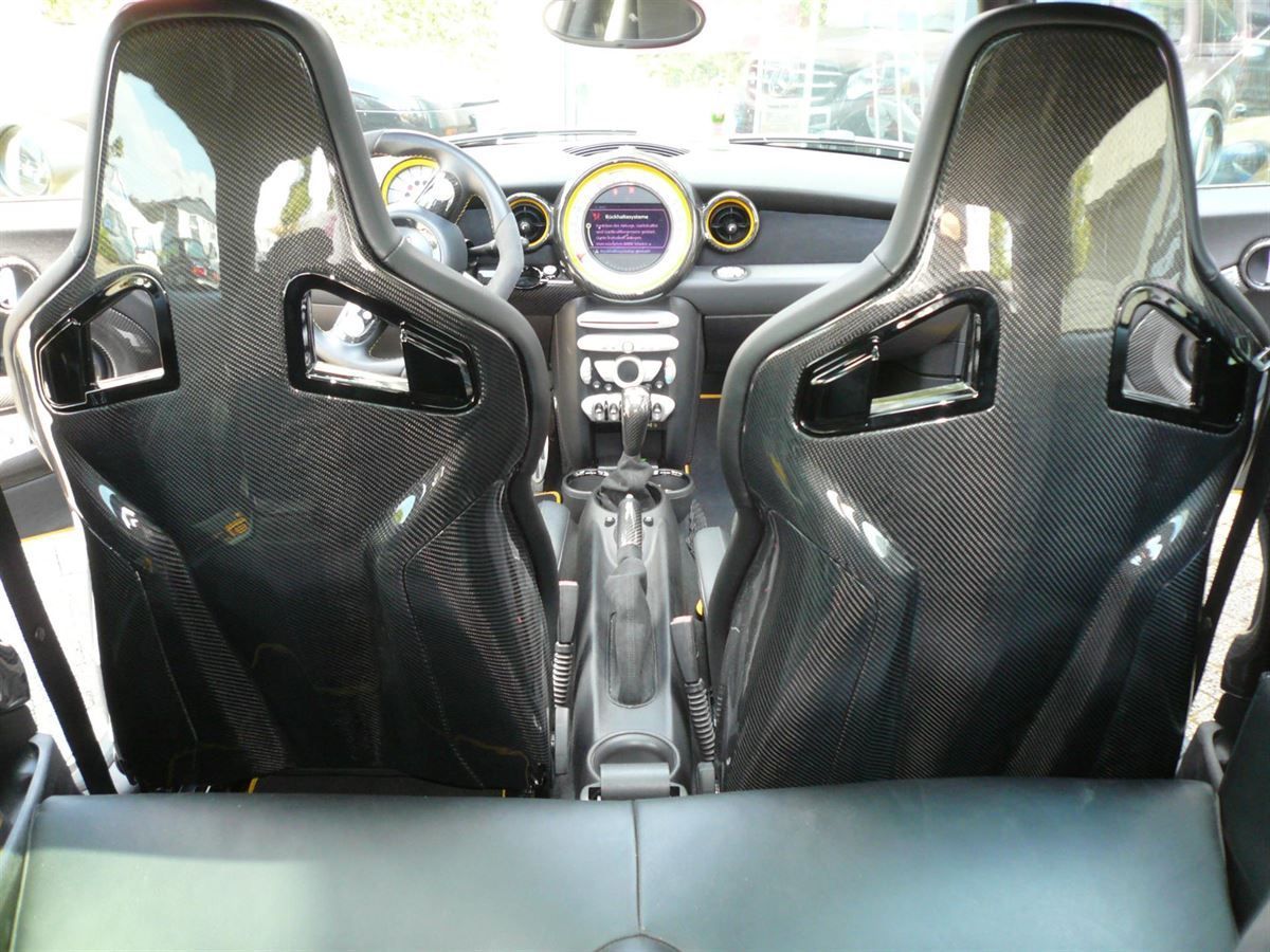 Mini Cooper, Recaro Sportster CS Sitze mit Carbon Rückschale montiert. Kofferraum- und Rücksitzabdeckung angefertigt und montiert.