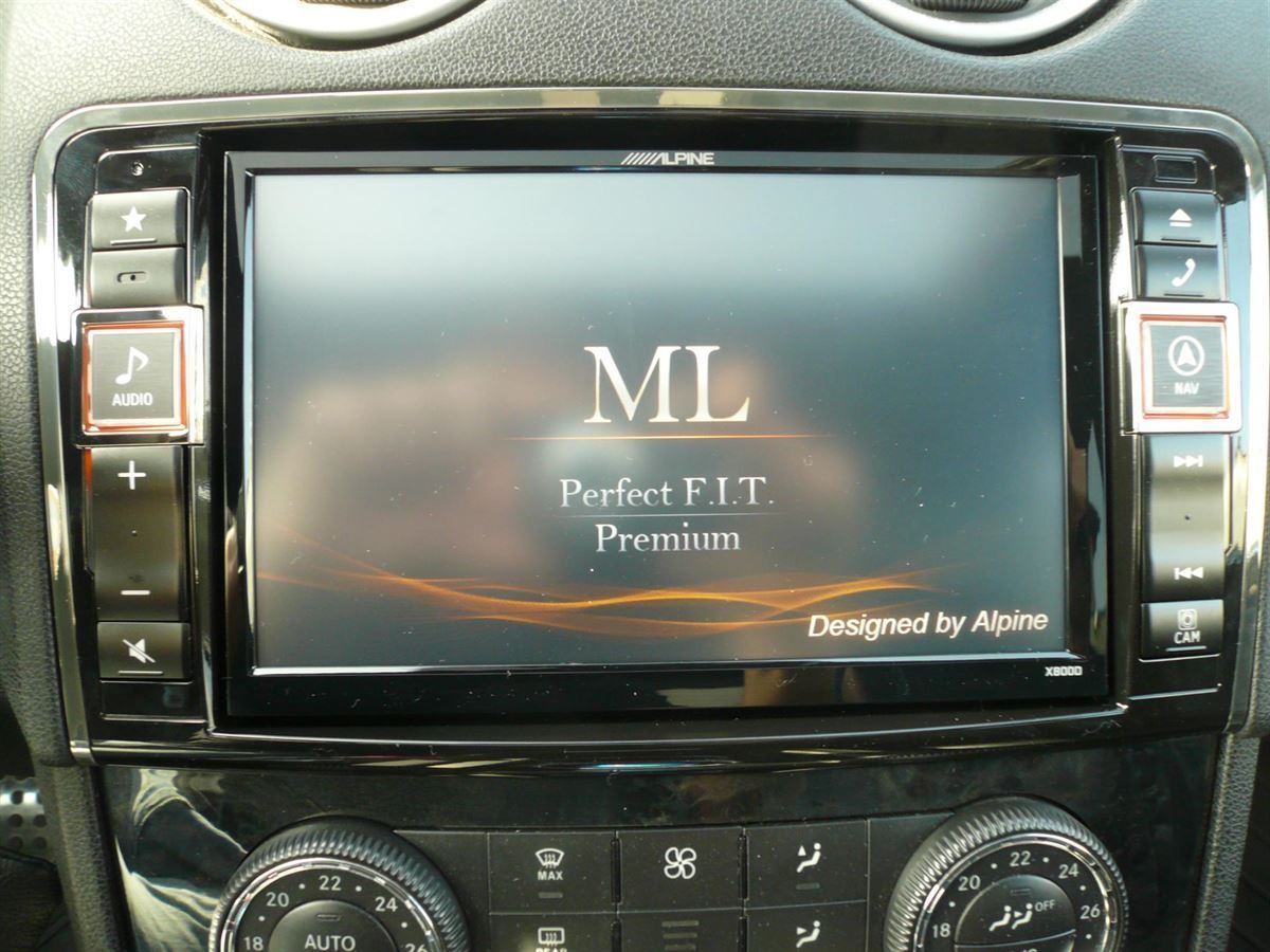 Alpine X800D-ML Premium Infotainment System für Mercedes ML (W164) inkl. Multiview Rückfahrkamera HCE-C2100RD nachgerüstet.