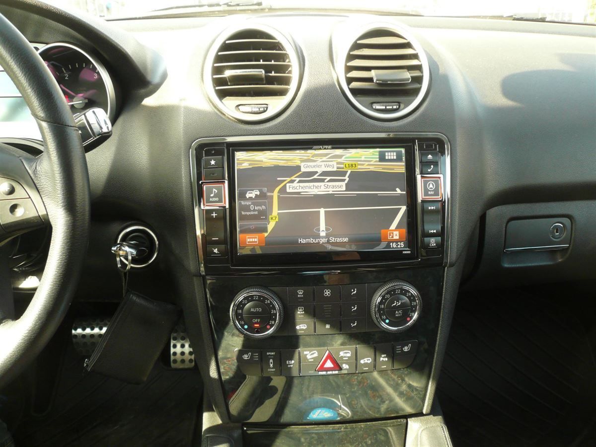 Alpine X800D-ML Premium Infotainment System für Mercedes ML (W164) inkl. Multiview Rückfahrkamera HCE-C2100RD nachgerüstet.