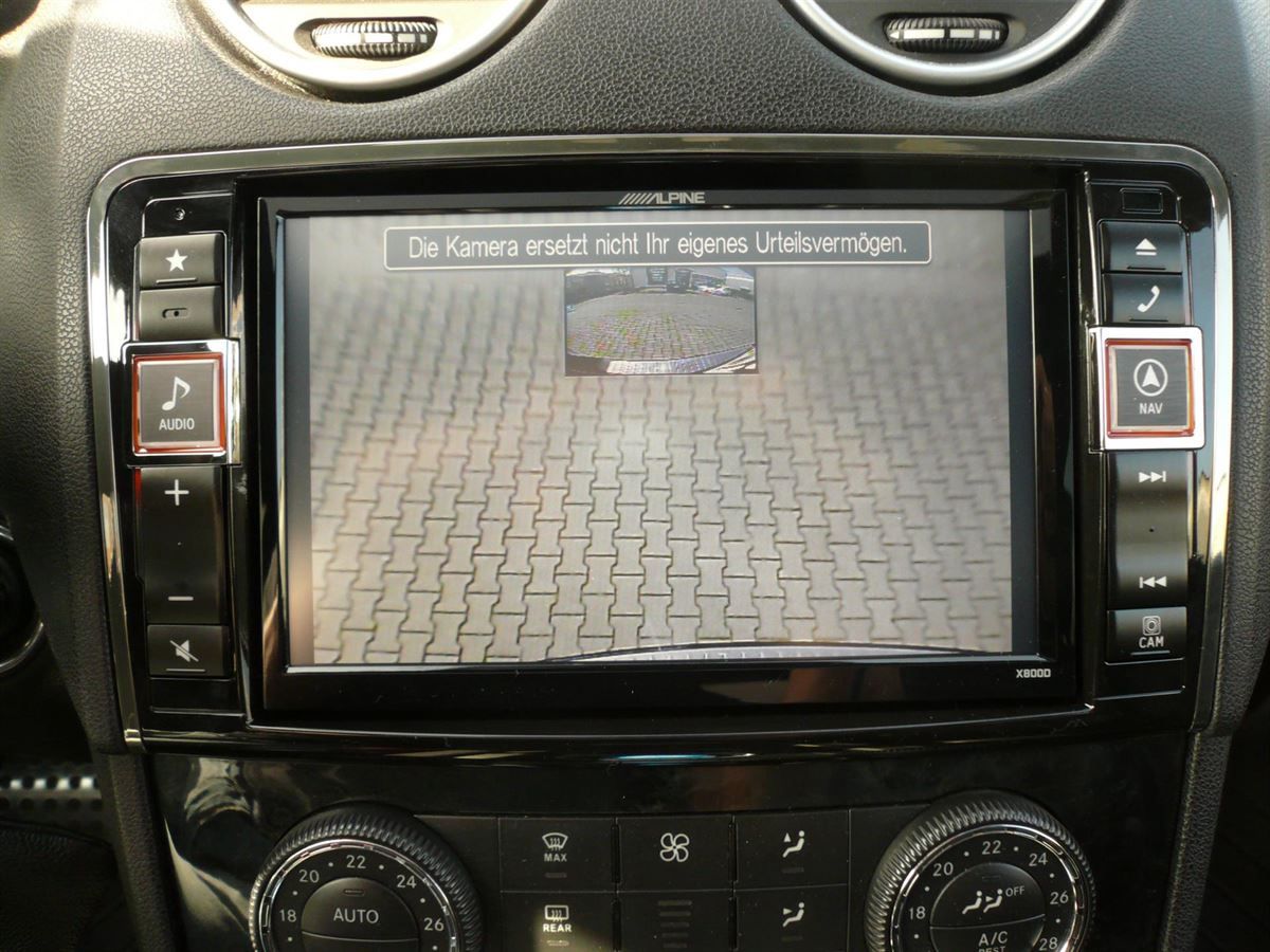 Alpine X800D-ML Premium Infotainment System für Mercedes ML (W164) inkl. Multiview Rückfahrkamera HCE-C2100RD nachgerüstet.