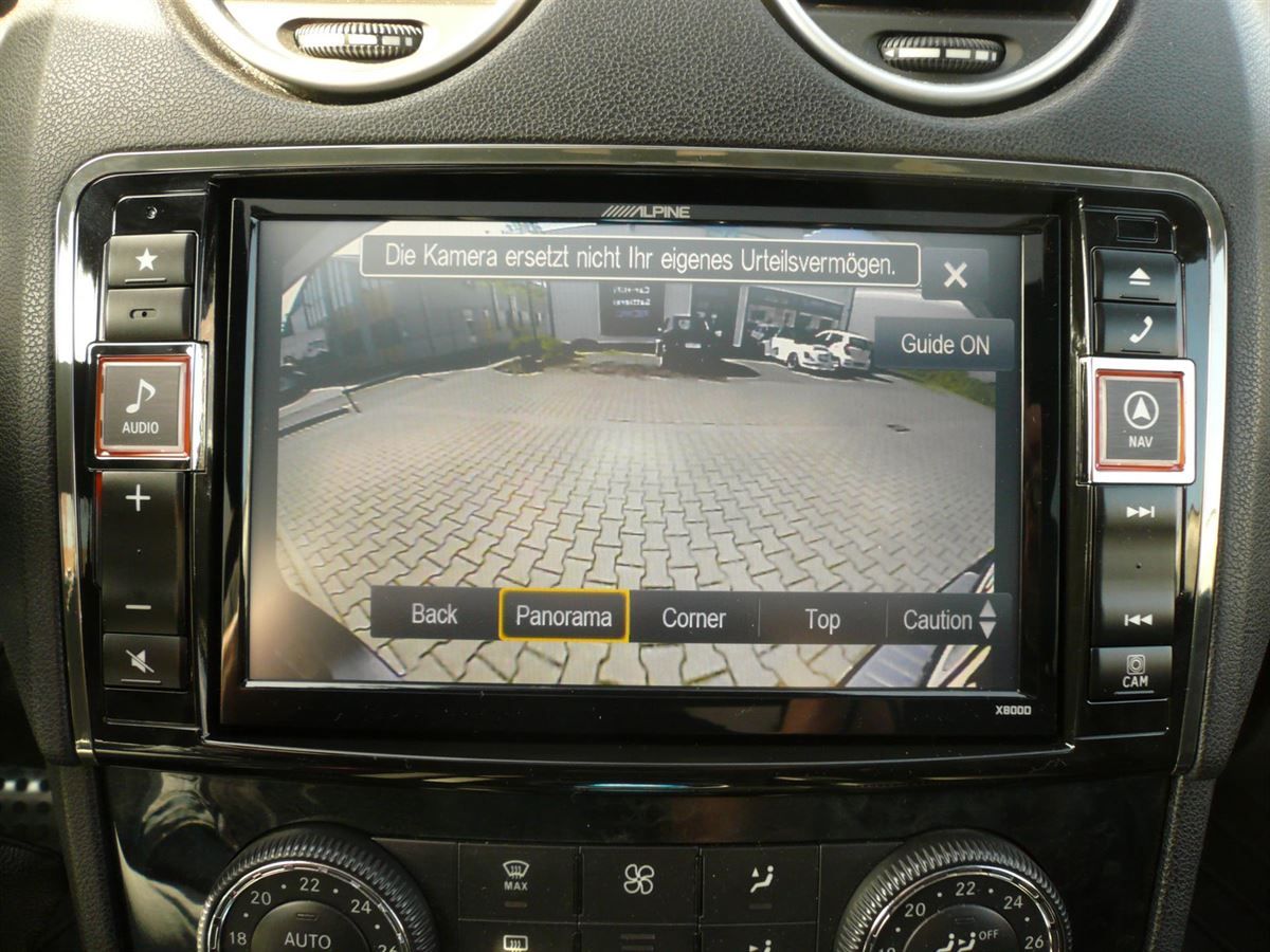Alpine X800D-ML Premium Infotainment System für Mercedes ML (W164) inkl. Multiview Rückfahrkamera HCE-C2100RD nachgerüstet.