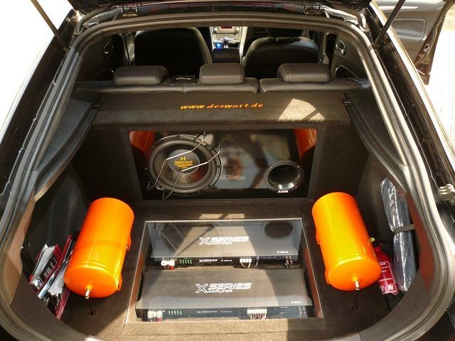 Audio System Musikanlage im Ford Mondeo montiert.