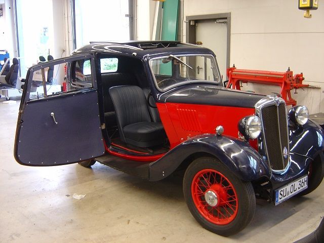 Ein schwarz-rotes Auto mit einem Nummernschild, auf dem traurige 38 steht