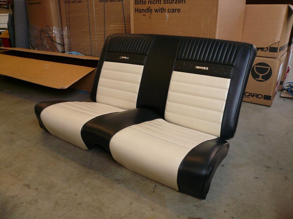 Ford Mustang Inneneausstattung in Kunstleder schwarz/beige neu angefertigt und montiert.