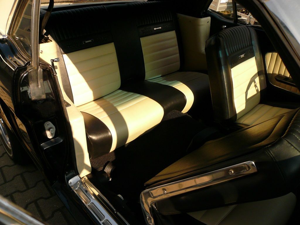 Ford Mustang Inneneausstattung in Kunstleder schwarz/beige neu angefertigt und montiert.