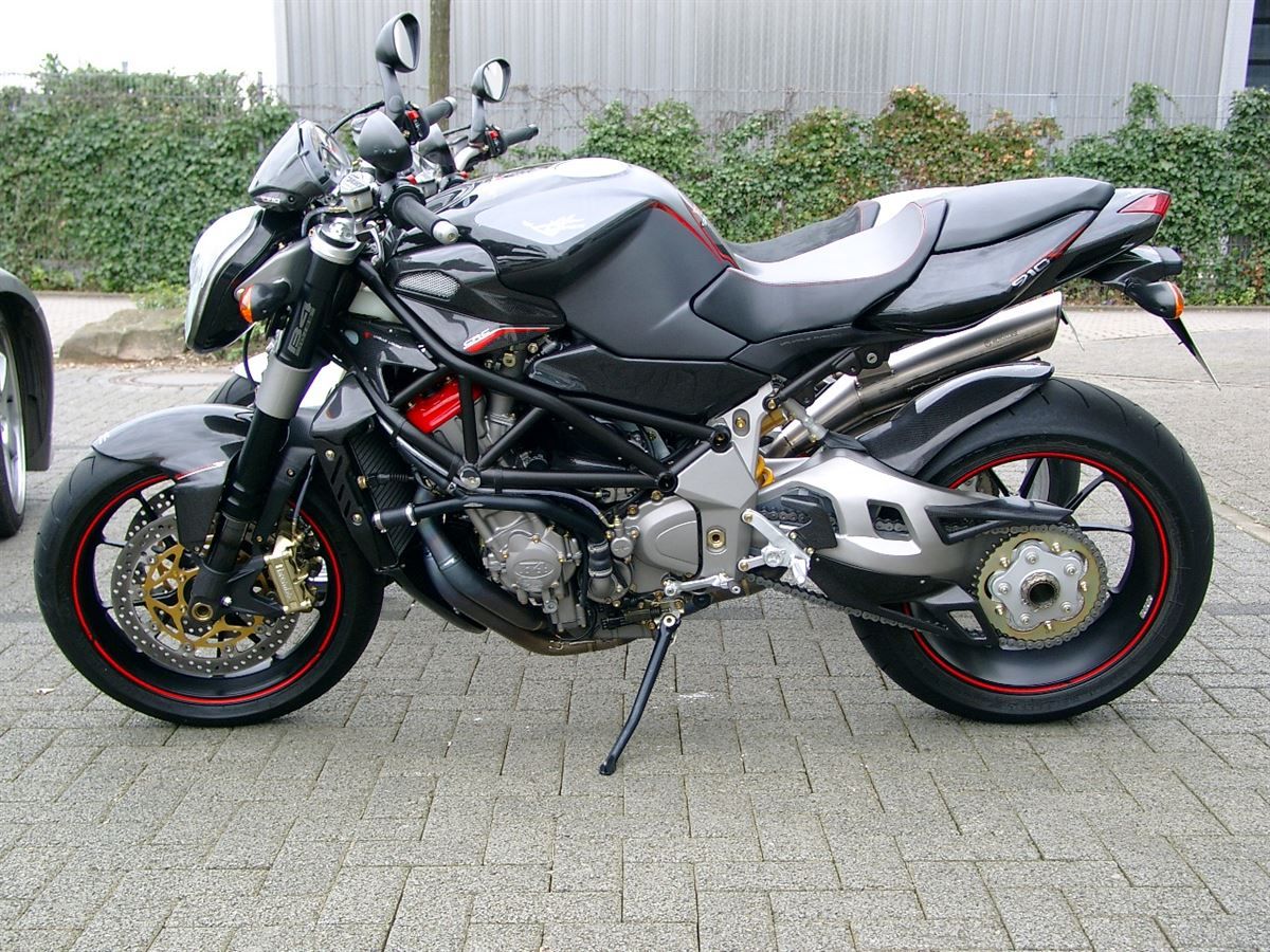 Sitzbank & Sozius in Leder / Alcantara mit roten Nähten neu bezogen.