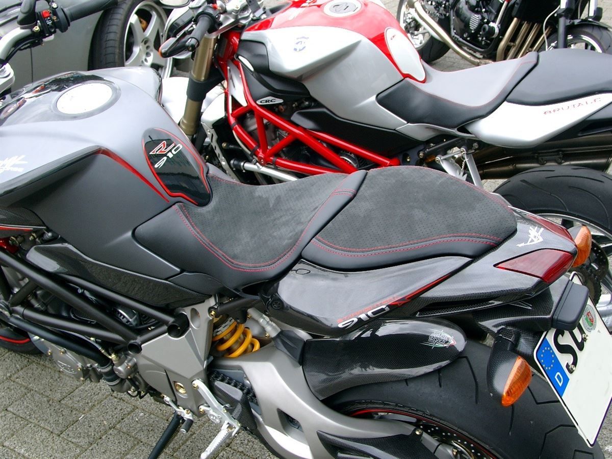 Sitzbank & Sozius in Leder / Alcantara mit roten Nähten neu bezogen.