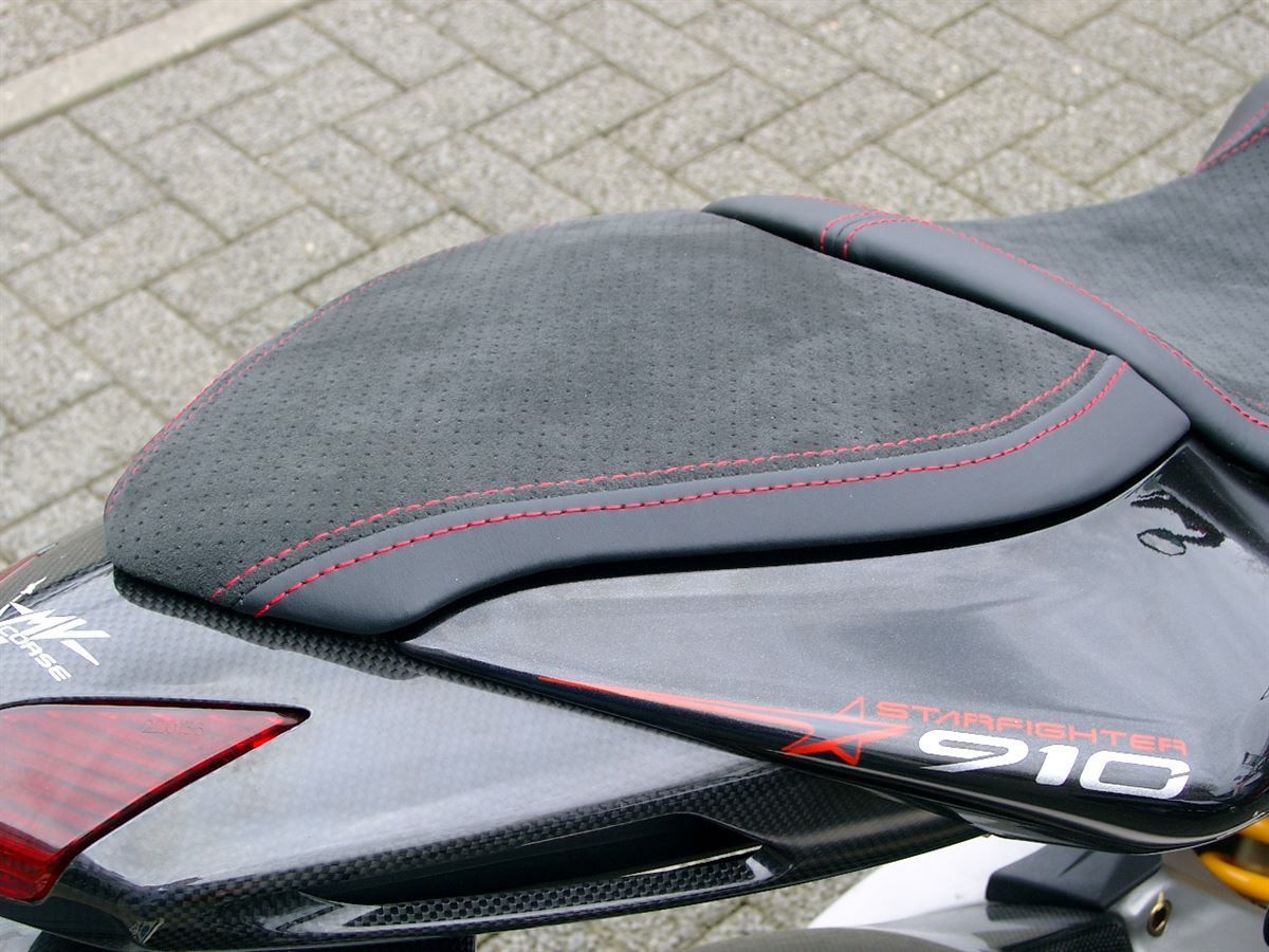 Sitzbank & Sozius in Leder / Alcantara mit roten Nähten neu bezogen.