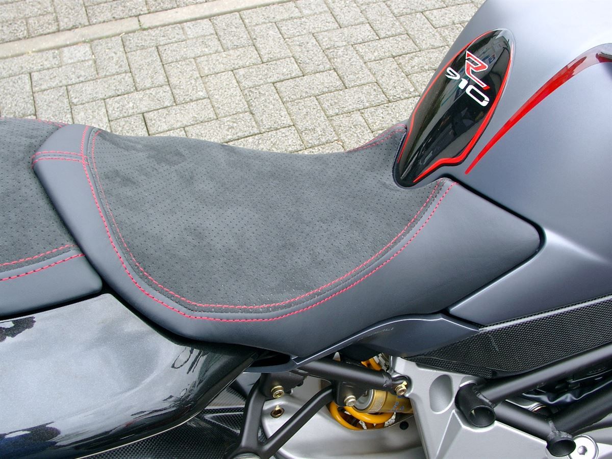 Sitzbank & Sozius in Leder / Alcantara mit roten Nähten neu bezogen.