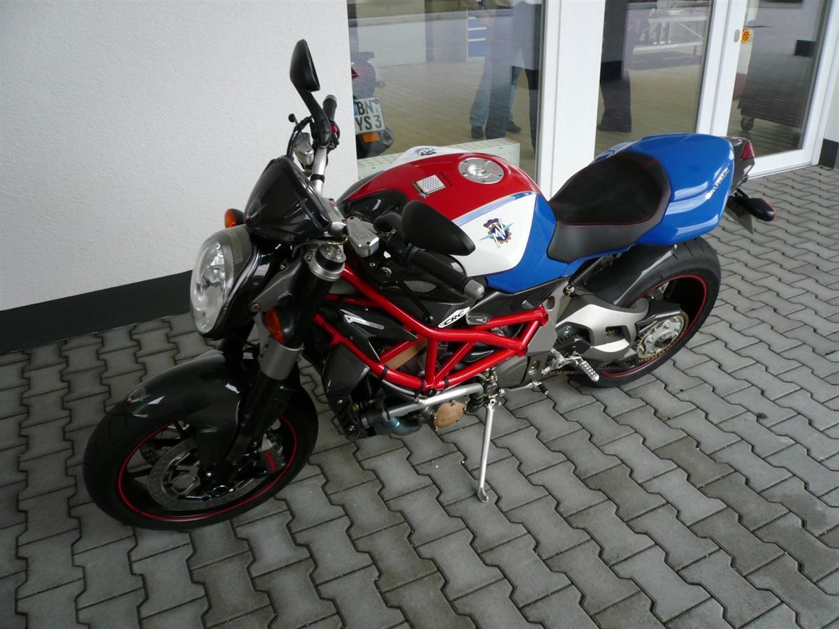 Sitzbank in Leder / Alcantara gelocht neu bezogen.