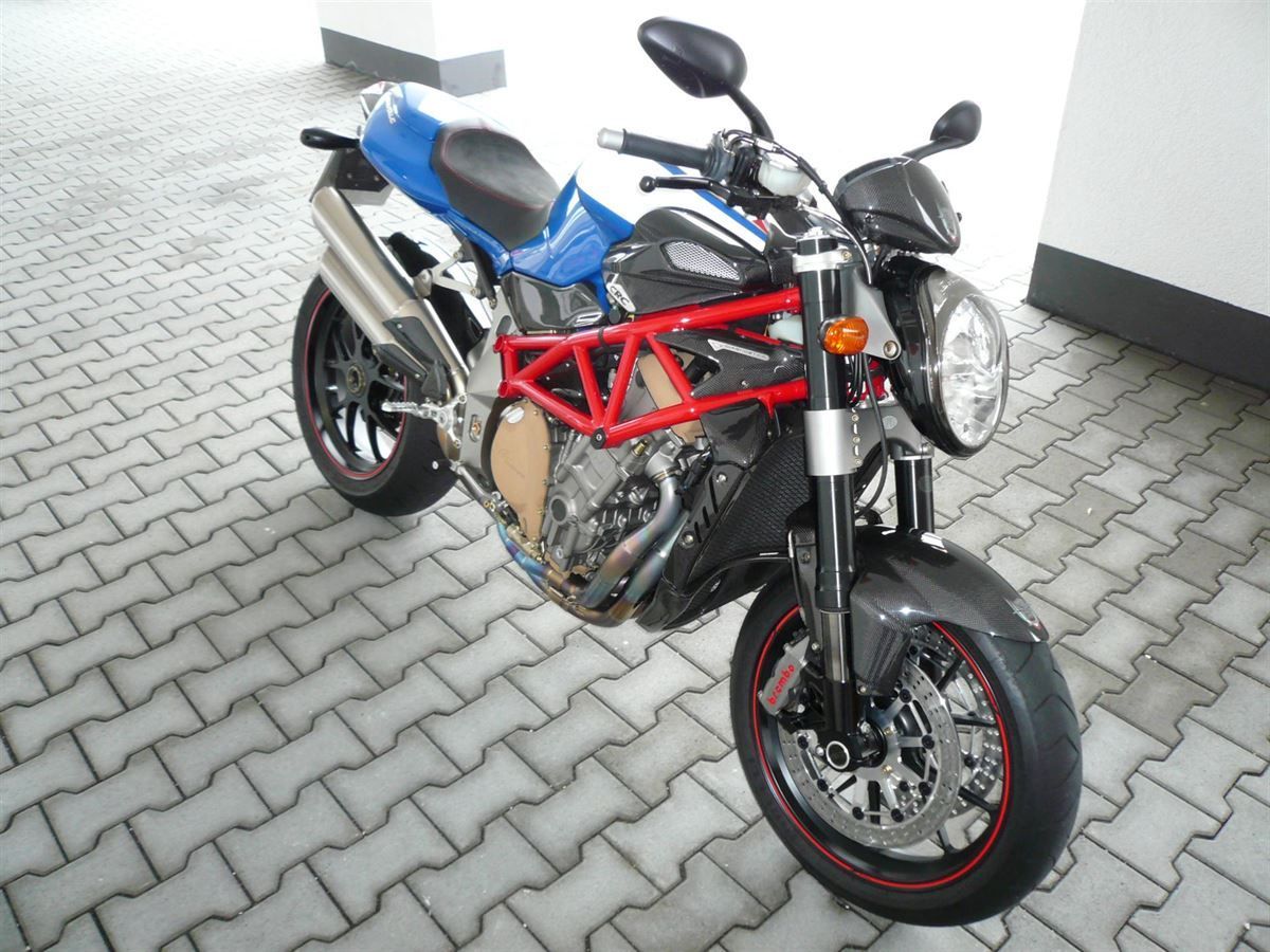 Sitzbank in Leder / Alcantara gelocht neu bezogen.