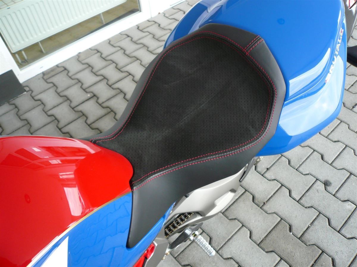 Sitzbank in Leder / Alcantara gelocht neu bezogen.