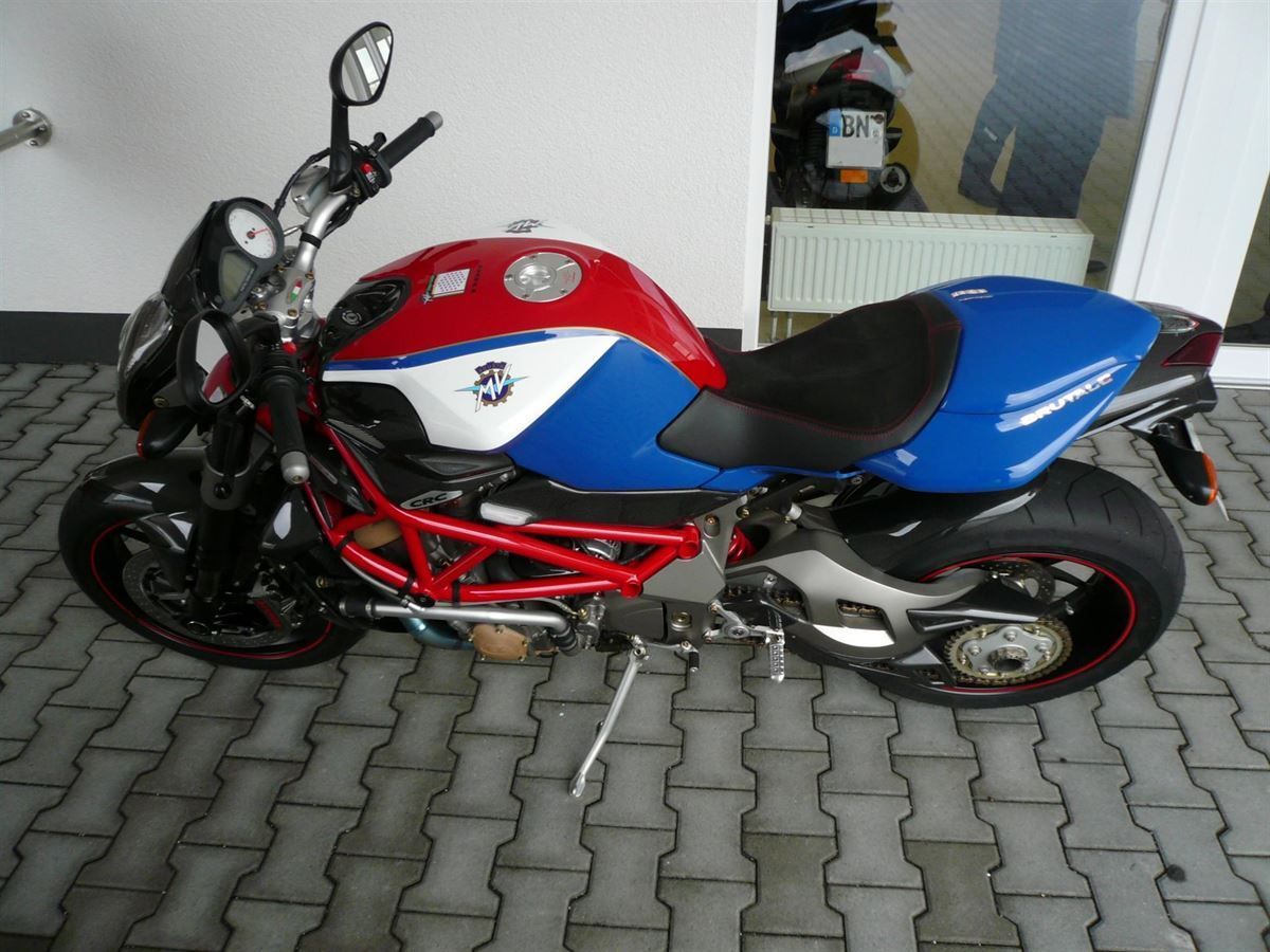 Sitzbank in Leder / Alcantara gelocht neu bezogen.