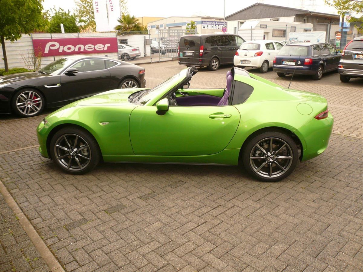 Mazda MX5 Cabrio Innenausstattung in Leder Lamborghini Lila mit grünen Nähten neu angefertigt und montiert.